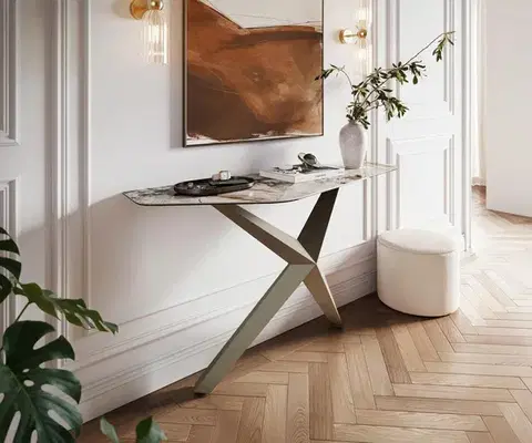 Konzolové stolíky DELIFE Konzolový stolík Edge polygonálny 140×50 cm keramika patagonia leštená Zentharo kov titánová farba