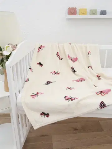 Deky MKLozkoviny.sk Detská deka do postieľky mikroplyš Exclusive 80 × 100 cm – Motýliky béžové