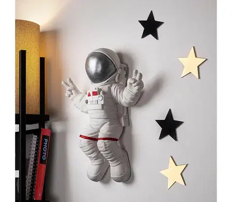 Obrazy  Nástenná dekorácia 47x35 cm astronaut strieborná 565TNL1172