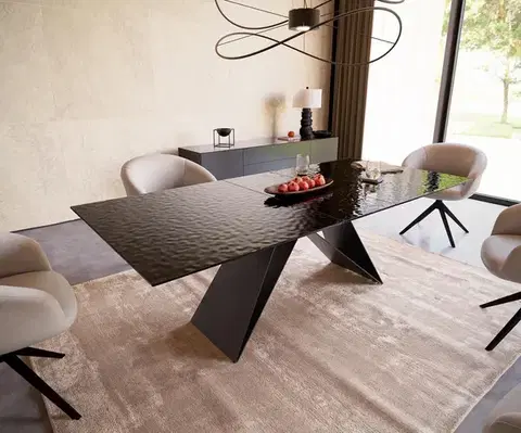 Jedálenské stoly DELIFE Jedálenský stôl Edge 180-220x100 reliéfne sklo dymovo čierna 3D dizajn podstava v tvare V plochá oceľ čierna rozkladací