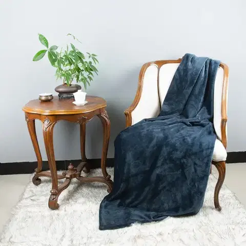 Ozdobné prikrývky Deka Laguna 170x220cm námornícka modrá