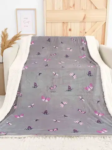 Deky MKLozkoviny.sk Baránková deka mikroplyš Exclusive 150 × 200 cm – Motýliky sivé