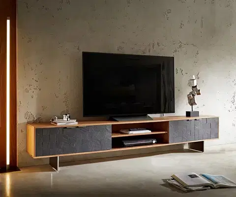Televízne stolíky DELIFE TV stolík Teele 240 cm akácia prírodná bridlica 4 dvierka podstava závesná nerezová oceľ