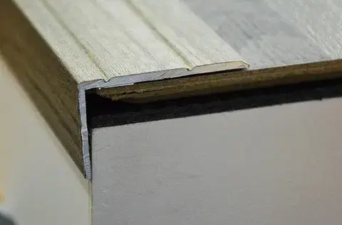 Schodové lišty a profily Schodový profil 45 x 27 mm (samolepiaci) Buk E08