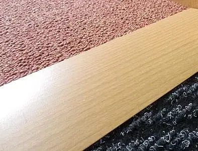 Přechodové lišty a profily Prechodový profil 80 mm, oblý (samolepiaci) | nivelácia 0 - 5 mm Šampaň E02