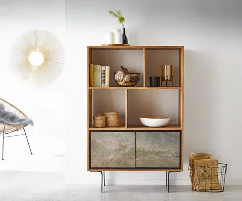 Vysoké skrine DELIFE Skriňa Juwelo 88x135 cm akácia prírodná so kamennou dyhou