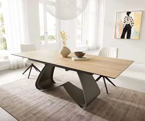 Jedálenské stoly DELIFE Jedálenský stôl Edge 180-220x100 keramika Laminam® sabbia v dubovej farbe podstava v tvare W titanové efektové prevedenie rozkladací