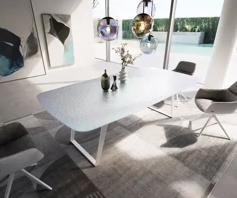 Jedálenské stoly DELIFE Jedálenský stôl Edge zaoblený tvar 240x120 cm reliéfne sklo perleť 3D dizajn kov šikmý biela