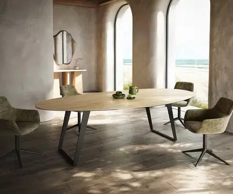 Jedálenské stoly DELIFE Jedálenský stôl Edge oválny 280x130 cm keramika Laminam® sabbia v dubovej farbe kovová šikmá čierna