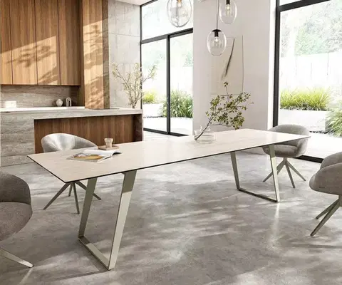 Jedálenské stoly DELIFE Jedálenský stôl Edge 300x100 cm keramika Laminam® Travertino Bianco bielo-krémová kovová skosená Titánová farba
