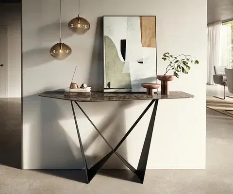 Konzolové stolíky DELIFE Konzolový stolík Edge polygonálny 140×50 cm keramika emperador extra leštená tmavohnedá Spios kov čierna