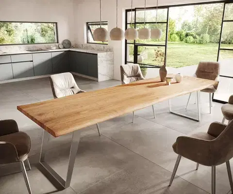 Jedálenské stoly DELIFE Jedálenský stôl Edge 300x100 cm akácia prírodná nerezová oceľ strieborná skosený Live-Edge
