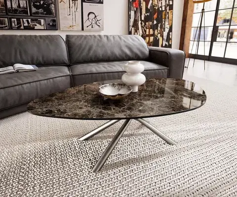 Konferenčné stolíky DELIFE Konferenčný stolík Edge organický 140x76 cm keramika Laminam® Emperador Extra Lucidato tmavohnedá Sarity nerezová oceľ kefovaná