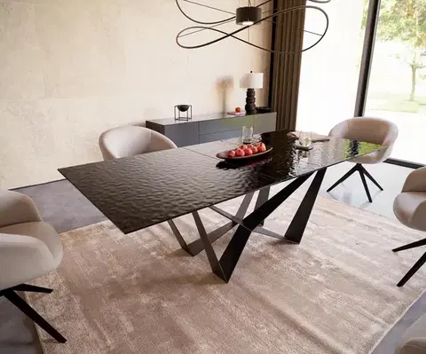 Jedálenské stoly DELIFE Jedálenský stôl Edge 180-220x100 reliéfne sklo dymovo čierna 3D dizajn Spider plochá oceľ čierna rozkladací