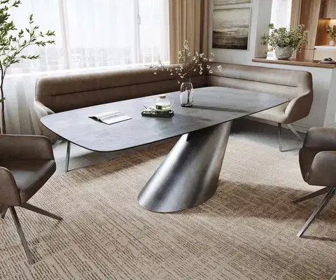 Jedálenské stoly DELIFE Jedálenský stôl Edge zaoblený tvar 200x100 cm keramika betónová sivá Cono metalická strieborná