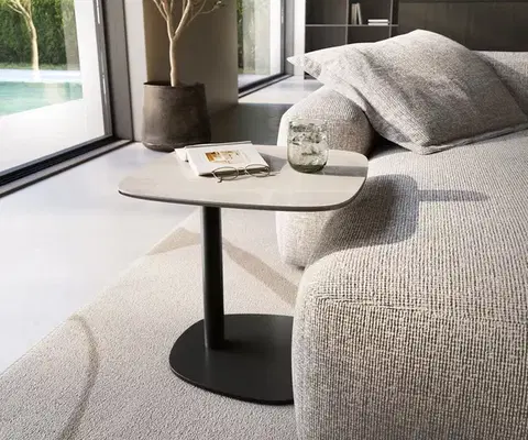 Odkládací stolky DELIFE Konferenčný stolík Edge zaoblený tvar 50×50 cm keramika onyx šampanské Eleny kov čierna
