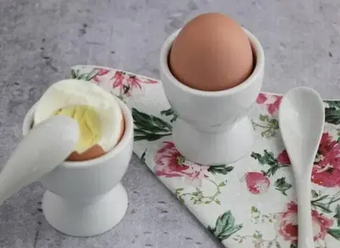 Misky na vajíčka Kinekus Stojan na vajíčko s lyžičkou, balenie 2 ks, porcelán
