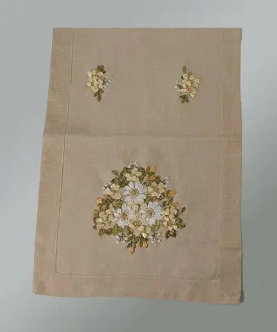 Obrusy Vyšívaný obrus margarétky 40x110 cm TiaHome