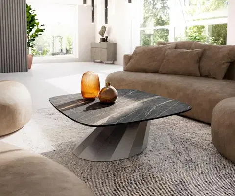 Konferenčné stolíky DELIFE Konferenčný stolík Edge zaoblený tvar 90x90 cm keramika Laminam® Noir Desir hnedá Parabi metalická strieborná