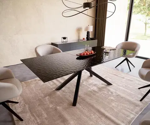 Jedálenské stoly DELIFE Jedálenský stôl Edge 180-220x100 reliéfne sklo dymovo čierna 3D dizajn krížová podstava obdĺžnik čierny rozkladací