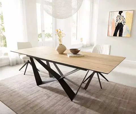 Jedálenské stoly DELIFE Jedálenský stôl Edge 180-220x100 keramika Laminam® Sabbia dubová farba Spider plochá oceľ čierna rozkladací