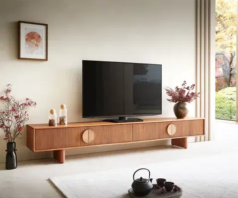 Televízne stolíky DELIFE TV stolík Surimu 240 cm akácia svetlohnedá 4 dvierka korková rukoväť drevené nohy