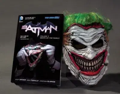 Cudzojazyčná literatúra Batman - Death of the Family Mask and Book - Greg Capullo