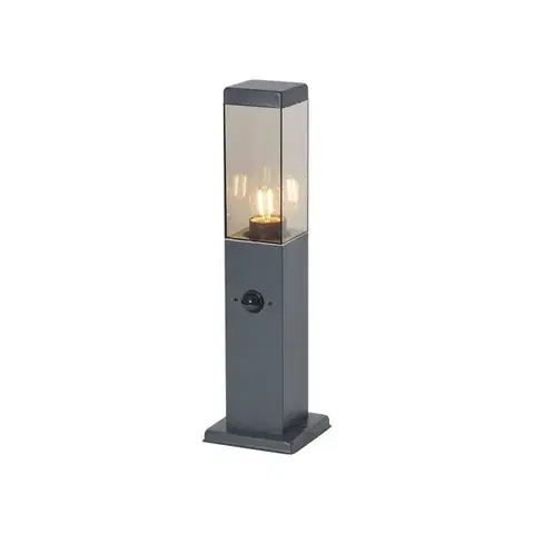 Zahradne stlpove lampy Vonkajšia lampa tmavosivá s dymovým sklom 45 cm IP44 so zásuvkou a snímačom pohybu - Malios