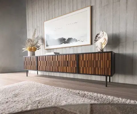 Televízne stolíky DELIFE TV stolík Kallam 200 cm šíšam orech mango čierna kov čierna 4 dvierka