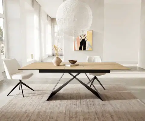 Jedálenské stoly DELIFE Jedálenský stôl Edge 180-220x100 keramika Laminam® sabbia v dubovej farbe podstava v tvare V plochá oceľ čierna rozkladací