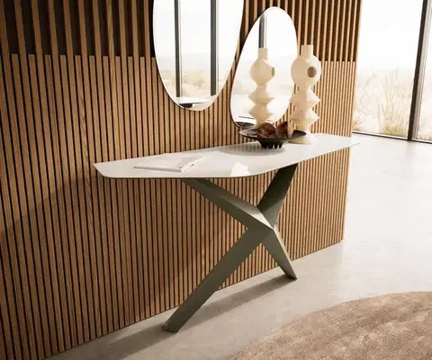 Konzolové stolíky DELIFE Konzolový stolík Edge polygonálny 140×50 cm keramika onyx šampanské Zentharo kov titánová farba