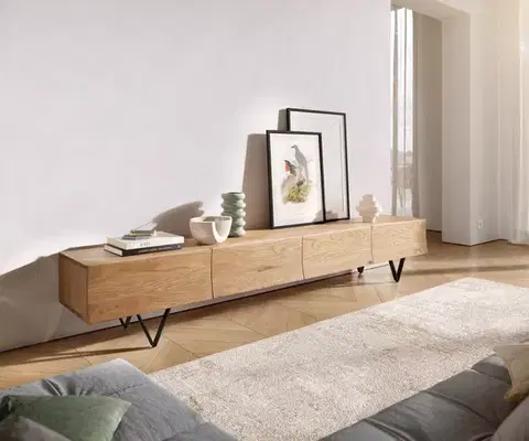 Televízne stolíky DELIFE TV stolík Wyatt 220 cm dub prírodný 4 zásuvky podstava v tvare V kov čierna