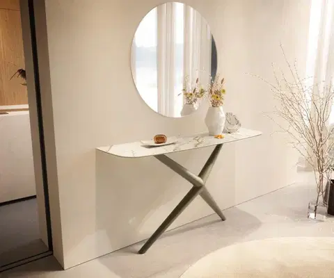 Konzolové stolíky DELIFE Konzolový stolík Edge zaoblený tvar 140×40 cm keramika Calacatta Luxe bielo-zlato-šedá Estelo kov titánová farba