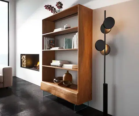 Voľne stojace knižnice DELIFE Policový systém New Live-Edge 115x150 cm akácia prírodná 2 zásuvky sklenená podstava závesný