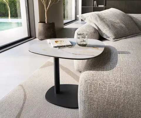 Odkládací stolky DELIFE Konferenčný stolík Edge zaoblený 60×60 cm keramika onyx perla Eleny kov čierna