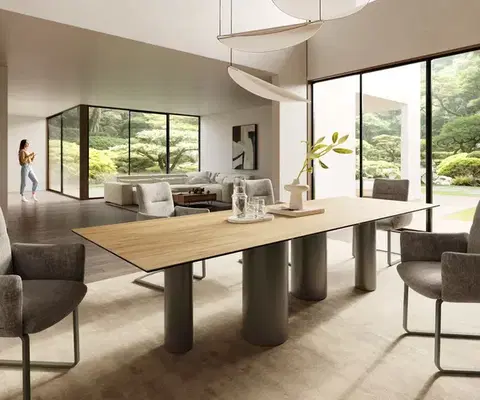 Jedálenské stoly DELIFE Jedálenský stôl Edge 300x100 keramika Laminam® Sabbia dubová farba Pilier kov efekt titán