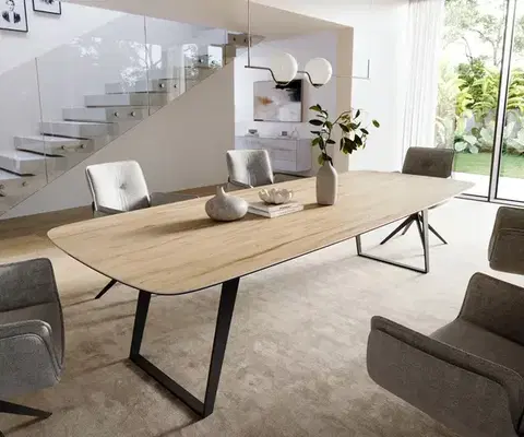 Jedálenské stoly DELIFE Jedálenský stôl Edge zaoblený 300×120 cm keramika Laminam® sabbia v dubovej farbe kovová šikmá čierna