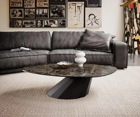 Konferenčné stolíky DELIFE Konferenčný stolík Edge organický 140x76 cm keramika Laminam® Emperador Extra Lucidato tmavohnedá Parabi kov čierna