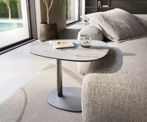 Odkládací stolky DELIFE Konferenčný stolík Edge zaoblený tvar 60×60 cm keramika onyx perleť Eleny nerezová oceľ kefovaná