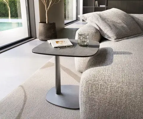 Odkládací stolky DELIFE Konferenčný stolík Edge zaoblený 50×50 cm keramika betónová sivá Eleny nerezová oceľ kefovaná