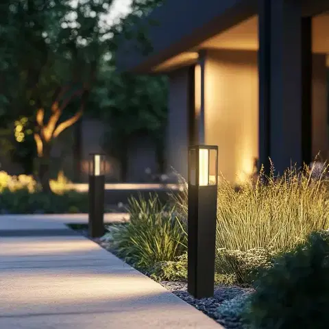 Osvetlenie Záhradná LED lampa CROCUS – čierny stĺp 2x6W IP65 – moderné osvetlenie záhradných chodníkov