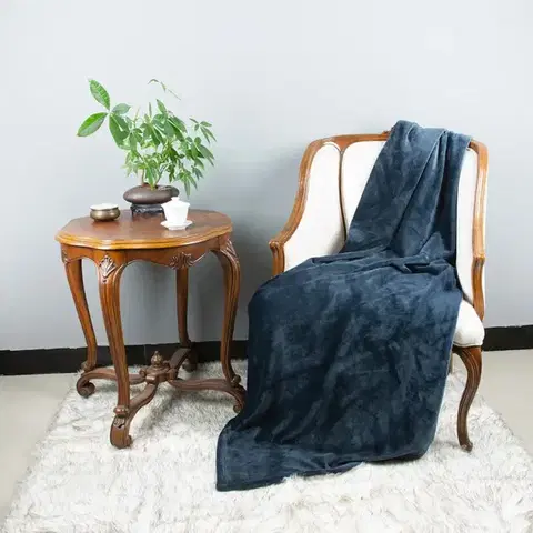 Ozdobné prikrývky Deka Laguna 130x170cm námornícka modrá