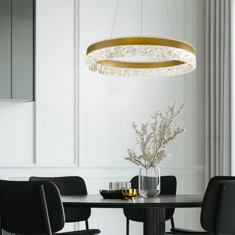 Stropná svetla Očarujúca závesná lampa FROZI – zlaté tienidlo s kryštálmi – elegantné a moderné LED osvetlenie obývačky