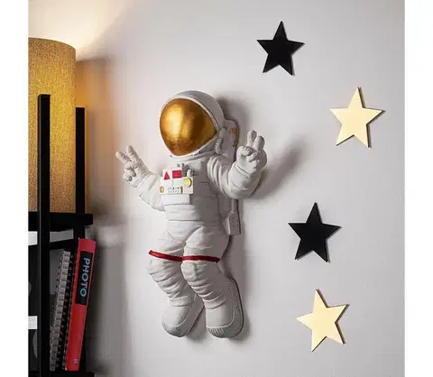 Obrazy  Nástenná dekorácia 47x35 cm astronaut zlatá 565TNL1171