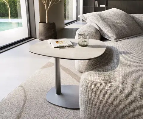 Odkládací stolky DELIFE Konferenčný stolík Edge zaoblený tvar 60×60 cm keramika onyx šampanské Eleny nerezová oceľ kefovaná