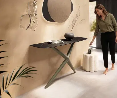 Konzolové stolíky DELIFE Konzolový stolík Edge zaoblený tvar 140×40 cm keramika Laminam® Noir Desir hnedá Estelo kov titánová farba