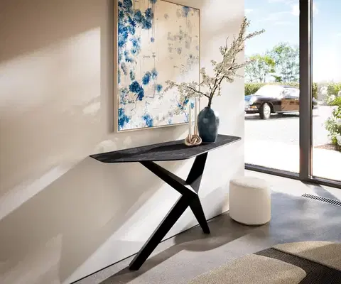 Konzolové stolíky DELIFE Konzolový stolík Edge polygonálny 140×50 cm keramika Laminam® Nero Greco antracitová Zentharo kov čierna