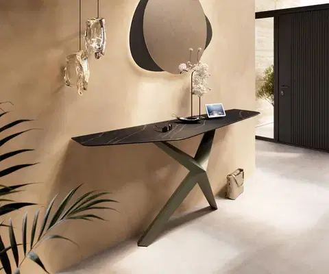 Konzolové stolíky DELIFE Konzolový stolík Edge polygonálny 180×50 cm keramika Laminam® Noir Desir hnedá Zentharo kov titánová farba