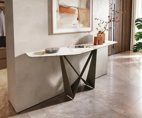 Konzolové stolíky DELIFE Konzolový stolík Edge polygonálny 180×50 cm keramika Calacatta Luxe bielo-zlato-šedá Spios kov titánová farba