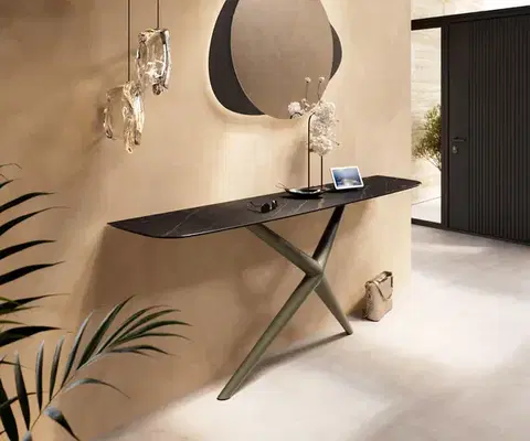 Konzolové stolíky DELIFE Konzolový stolík Edge zaoblený tvar 180×40 cm keramika Laminam® Noir Desir hnedá Estelo kov titánová farba